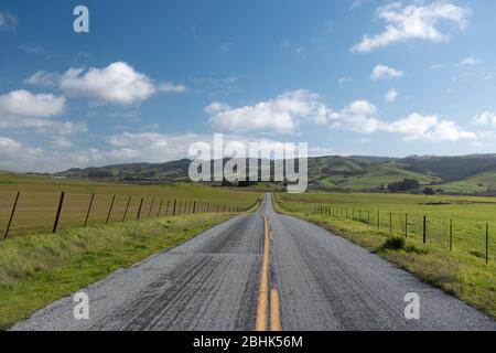 Vue sur les pâturages le long de la pittoresque route Turri entre Los Osos et San Luis Obispo Californie Banque D'Images