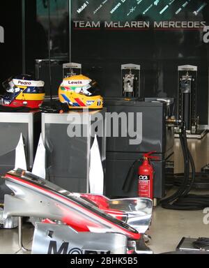 Casques d'accident appartenant à Pedro de la Rosa et Lewis Hamilton dans la fosse McLaren au circuit de course de Silverstone Angleterre 20 septembre 2006 Banque D'Images