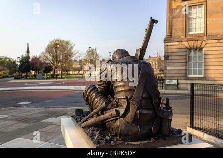 Wilfred Owen sculpture 'futilité' par Jim Whelan, Hamilton Square, Birkenhead. Banque D'Images