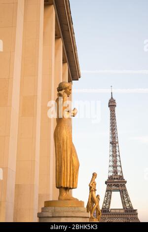 Paris, France - 29 septembre 2017 : statues dorées avec tour Eiffel en arrière-plan. Architecture et art structure et construction architecturales. Monument touristique. Voyage et découverte. Banque D'Images