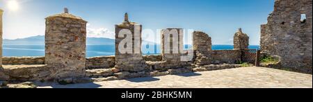 Vue depuis les murs de la forteresse jusqu'à la magnifique mer Égée et à l'île de Thassos , la ville de Kavala dans le nord de la Grèce. Banque D'Images