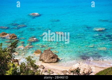 Détail de la belle plage de Pefkoulia avec eau turquoise limpide, côte ouest de l'île de Lefkada, Grèce. Banque D'Images