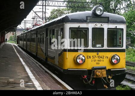 WROCLAW, POLOGNE - 11 MAI 2013: EN 57 classe EMU appartenant à przewozy regionalne Polregio sur un service de banlieue dans une gare de la périphérie de Banque D'Images