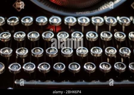 Gros plan sur le clavier d'une ancienne machine à écrire noire Mercedes Selekta vintage Banque D'Images