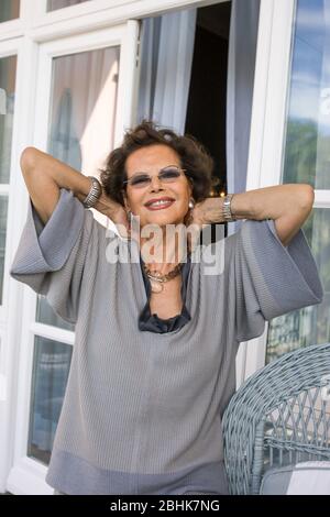 Claudia Cardinale au Palais Belmonds Reid à Funchal, Madère. L'actrice a reçu un prix de carrière au IV Festival International du Film de Funchal. Banque D'Images