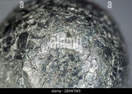 Vue technique abstraite inhabituelle de la boule en aluminium froissée, gros plan, macro photographie Banque D'Images