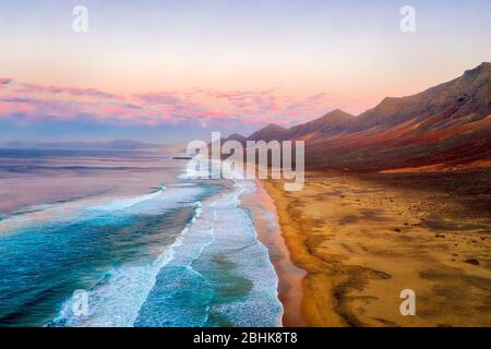 Plage de Cofete sur la pointe sud de Fuerteventura pendant le coucher du soleil, post traité en HDR Banque D'Images