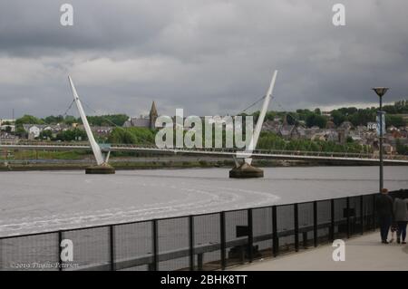 Londonderry, Irlande du Nord, Royaume-Uni/17 mai 2019 : Peace Bridge est un pont piéton qui s'étend sur la rivière à Londonderry, Irlande du Nord, Royaume-Uni Banque D'Images