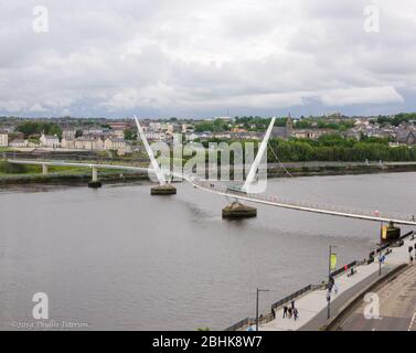 Londonderry, Irlande du Nord, Royaume-Uni/17 mai 2019 : Peace Bridge est un pont piéton qui s'étend sur la rivière à Londonderry, Irlande du Nord, Royaume-Uni Banque D'Images