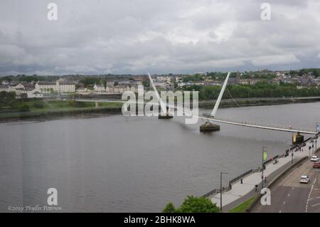 Londonderry, Irlande du Nord, Royaume-Uni/17 mai 2019 : Peace Bridge est un pont piéton qui s'étend sur la rivière à Londonderry, Irlande du Nord, Royaume-Uni Banque D'Images