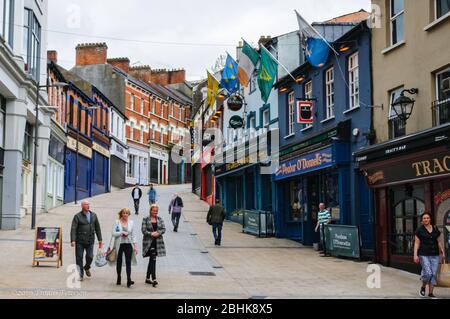 Londonderry, Irlande du Nord, Royaume-Uni/17 mai 2019 : promenade piétonne le long d'une passerelle bordée de magasins du centre-ville de Londonderry. Banque D'Images