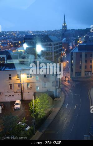 Londonderry, Irlande du Nord, Royaume-Uni/17 mai 2019 : rue du centre-ville de Londonderry à l'aube sous la pluie. Banque D'Images