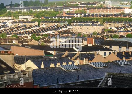 Londonderry, Irlande du Nord, Royaume-Uni/17 mai 2019 : vue sur les toits et les rangées de maisons dans la ville de Londonderry, Irlande du Nord, Royaume-Uni Banque D'Images