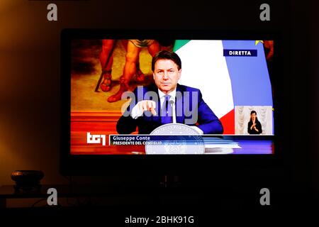 Naples, Campanie, Italie. 26 avril 2020. Italie, 12604/2020, le discours du Premier ministre Giuseppe Conte en Italie sur le nouveau décret: Ã‡nous devons affronter la phase 2 avec la méthode et la rigueur.en photo, le Premier ministre italien Giuseppe Conte crédit: Fabio Sasso/ZUMA Wire/Alay Live News Banque D'Images