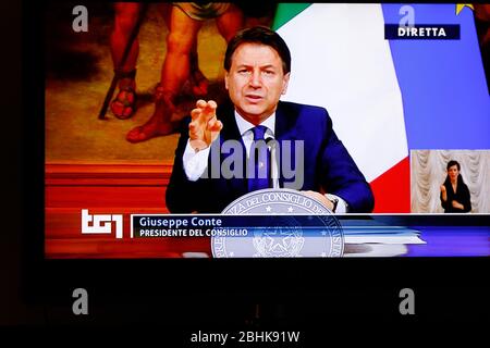 Naples, Campanie, Italie. 26 avril 2020. Italie, 12604/2020, le discours du Premier ministre Giuseppe Conte en Italie sur le nouveau décret: Ã‡nous devons affronter la phase 2 avec la méthode et la rigueur.en photo, le Premier ministre italien Giuseppe Conte crédit: Fabio Sasso/ZUMA Wire/Alay Live News Banque D'Images