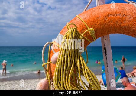 Bouée de secours orange sur une plage de la mer de galets, Close up Banque D'Images