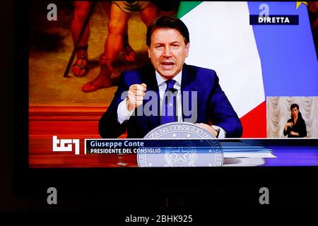 Naples, Campanie, Italie. 26 avril 2020. Italie, 12604/2020, le discours du Premier ministre Giuseppe Conte en Italie sur le nouveau décret: Ã‡nous devons affronter la phase 2 avec la méthode et la rigueur.en photo, le Premier ministre italien Giuseppe Conte crédit: Fabio Sasso/ZUMA Wire/Alay Live News Banque D'Images