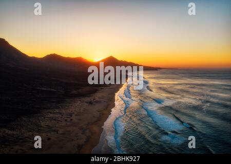 Plage de Cofete sur la pointe sud de Fuerteventura pendant le coucher du soleil, post traité en HDR Banque D'Images