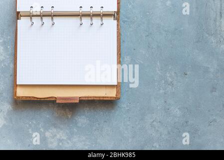 Notez le livre et le papier à note sur un fond développé Banque D'Images