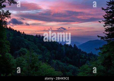 Skies au lever du soleil sur des couches de montagnes dans les Smokies Banque D'Images