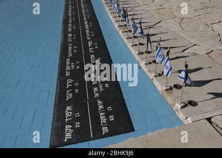Drapeaux israéliens nationaux avec ruban de deuil noir placés au-dessus de la piscine commémorative des 140 soldats juifs qui se sont noyés à bord de la SS Erinpura dans la mer Méditerranée le 1er mai 1943 par des bombardiers allemands pendant la Seconde Guerre mondiale au cimetière militaire national du Mont Herzl ouest de Jérusalem Israël. Banque D'Images