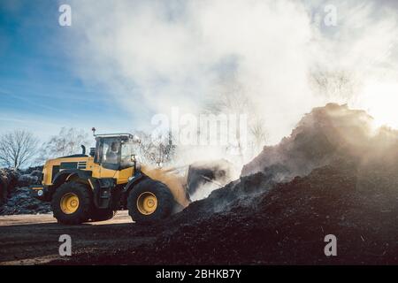 Bulldozer sur les travaux de terrassement lourds dans les installations de biomasse Banque D'Images