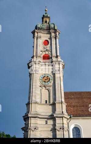 Vue extérieure de l'une des grandes tours de la cathédrale Saint-Gall à Saint-Gall, en Suisse Banque D'Images