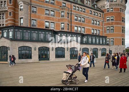 Québec, Canada 23 septembre 2018 : les touristes et les touristes peuvent se promener tranquillement le long de la terrasse Dufferin dans la vieille ville de Québec Banque D'Images