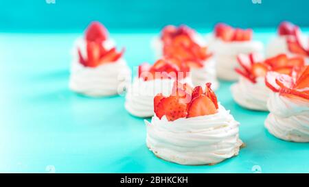 Delicious strawberry pavlova garnie de fraises et crème fraîche Banque D'Images