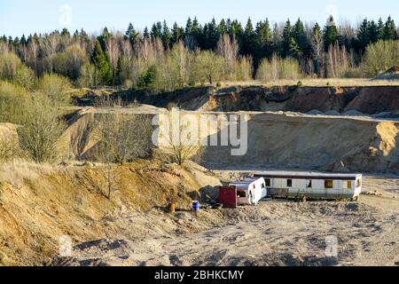 vue d'une ancienne carrière de gravier avec une caravane abandonnée Banque D'Images