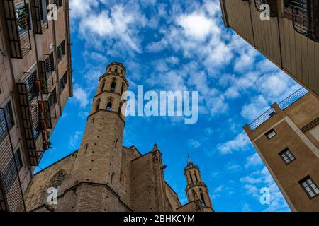 Barcelone, Espagne. 26 avril 2020. Cathédrale Santa Maria del Mar entourée de clowds pendant le verrouillage du coronavirus en Espagne Banque D'Images