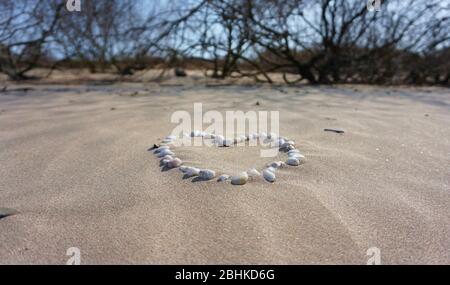 Forme de coeur faite de pierres sur la plage Banque D'Images