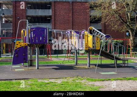 Équipements de jeux pour enfants plus âgés, y compris appareils d'escalade dans la zone de jeux pour enfants du Trowbridge Town pak Banque D'Images