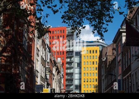 Architecture moderne couleur coloré ludique brillant vid vivitrifié Bardage Central Saint Giles, 1–13 St Giles High Street, Londres WC2H 8AB Renzo Piano Banque D'Images