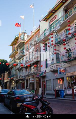 San Francisco, États-Unis - mai 2018 : bâtiments avec décoration et drapeaux chinois dans le célèbre quartier chinois de San Francisco, Californie Banque D'Images