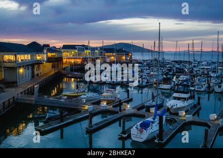 San Francisco, États-Unis - mai 2018 : vue sur les bateaux à voile et les navires dans la baie de San Francisco et Pier 39 dans un magnifique fond lumineux susnet Banque D'Images