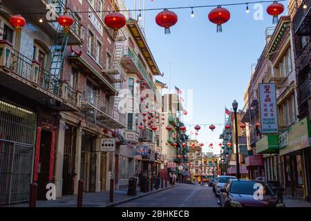 San Francisco, États-Unis - mai 2018 : bâtiments avec décoration et drapeaux chinois dans le célèbre quartier chinois de San Francisco, Californie Banque D'Images