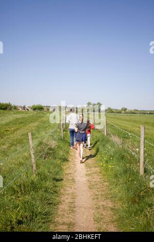 Jeune famille pour une promenade dans la campagne, Oxfordshire, Angleterre Banque D'Images