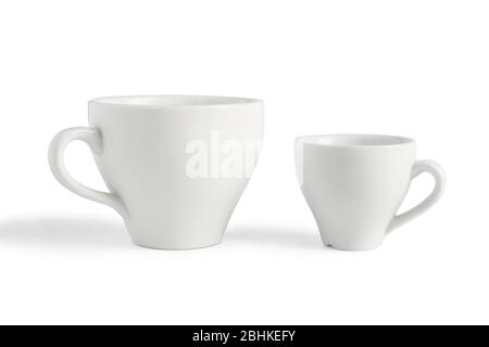 Deux tasses à café en porcelaine blanche isolées sur fond blanc Banque D'Images