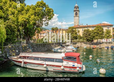 Bateau à moteur dans le port de plaisance de Pallanza à Lago Maggiore, Piemont, Italie Banque D'Images