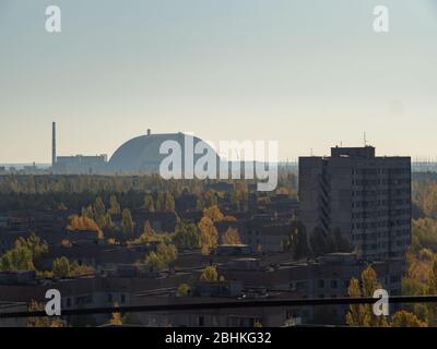 Vue depuis le toit de la ville fantôme Pripyat, ville post-apocalyptique et nouveau sarcophage de la centrale nucléaire de Tchernobyl saison d'automne dans la zone d'exclusion de Tchernobyl, Banque D'Images