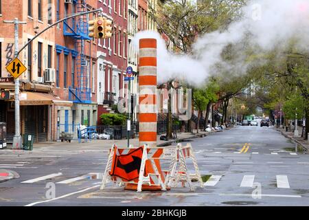 Un évent de vapeur Con Edison sur une rue de Manhattan à New York, NY. Banque D'Images