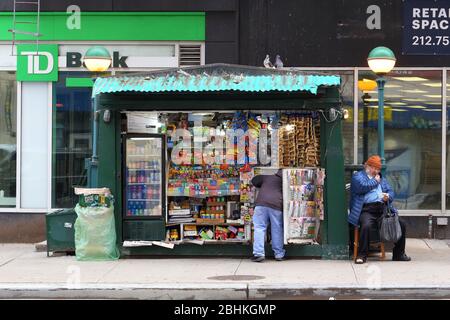 Un kiosque à journaux à East 86th St et Lexington Ave dans l'Upper East Side de Manhattan, New York, New York Banque D'Images