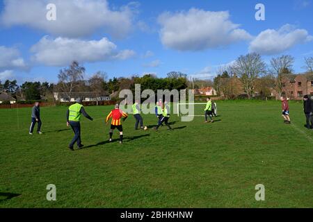 Football à pied Alderton Suffolk Angleterre Banque D'Images