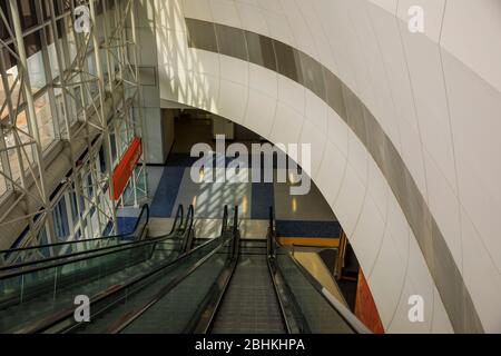 25 avril 2020 - Dallas, Texas: Escalier roulant vide à l'aéroport international de Dallas/fort Worth, samedi 25 avril 2020, durant la crise de COVID-19/Coronavirus. De nombreux vols ont été annulés. Banque D'Images