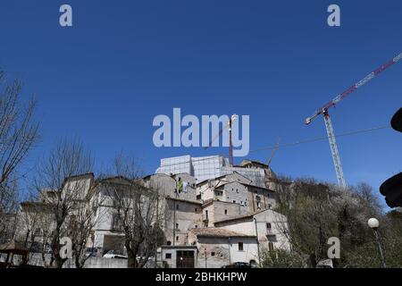 Reconstruction de bâtiments à Santo Stefano di Sessanio, ancien village médiéval à Abruzzo, Italie Banque D'Images