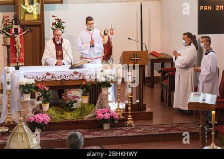 TYMOWA, POLOGNE - 26 AVRIL 2020. Prêtre et autels garçon sur l'autel pendant la Sainte messe dans l'Église notre Dame de la Reine. En raison de la pandémie Covid-19 cor Banque D'Images