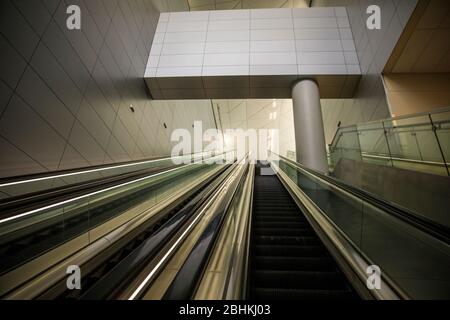 25 avril 2020 - Dallas, Texas: Escalier roulant vide à l'aéroport international de Dallas/fort Worth, samedi 25 avril 2020, durant la crise de COVID-19/Coronavirus. De nombreux vols ont été annulés. Banque D'Images