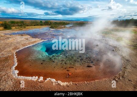 Geysers chauds colorés dans le sud de l'Islande , post traité en HDR Banque D'Images