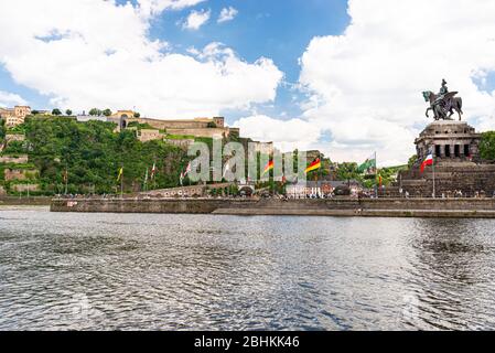 Koblenz, Allemagne mai 2019. Vue panoramique sur le quartier historique allemand (Deutsche Eck) où le Rhin et la moselle s'écoulent ensemble à Koblenz. Banque D'Images